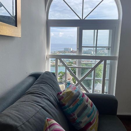Oceanbreeze Jamaica Penthouse, 7-Minute Walk To Beach 奥乔里奥斯 外观 照片