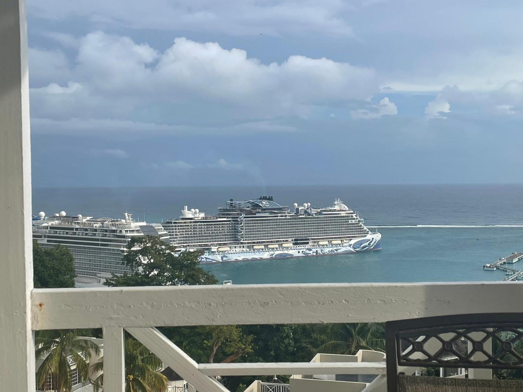 Oceanbreeze Jamaica Penthouse, 7-Minute Walk To Beach 奥乔里奥斯 外观 照片