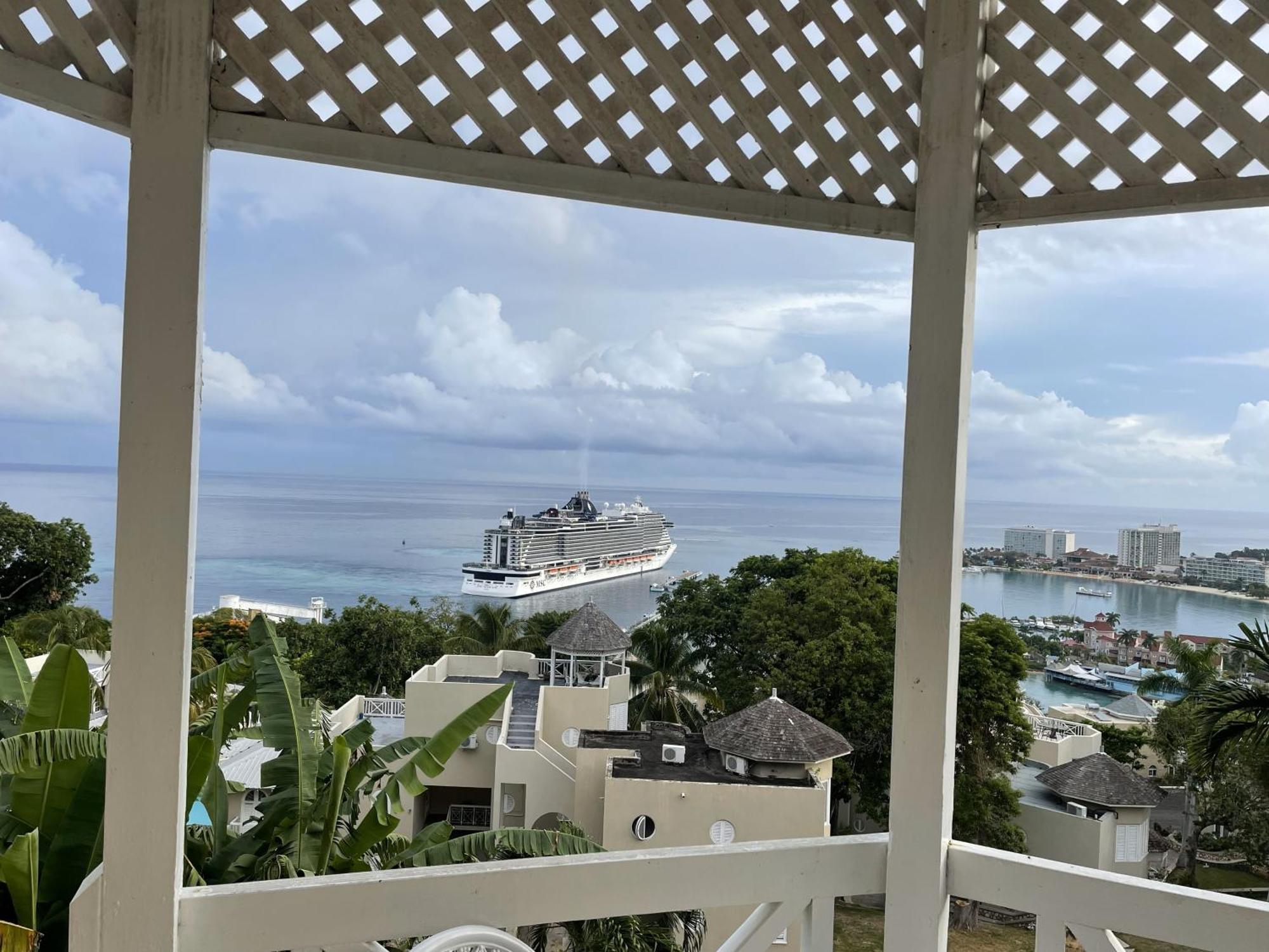 Oceanbreeze Jamaica Penthouse, 7-Minute Walk To Beach 奥乔里奥斯 外观 照片