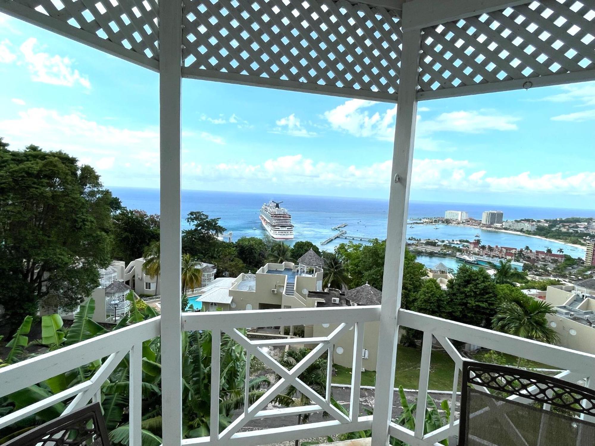 Oceanbreeze Jamaica Penthouse, 7-Minute Walk To Beach 奥乔里奥斯 外观 照片
