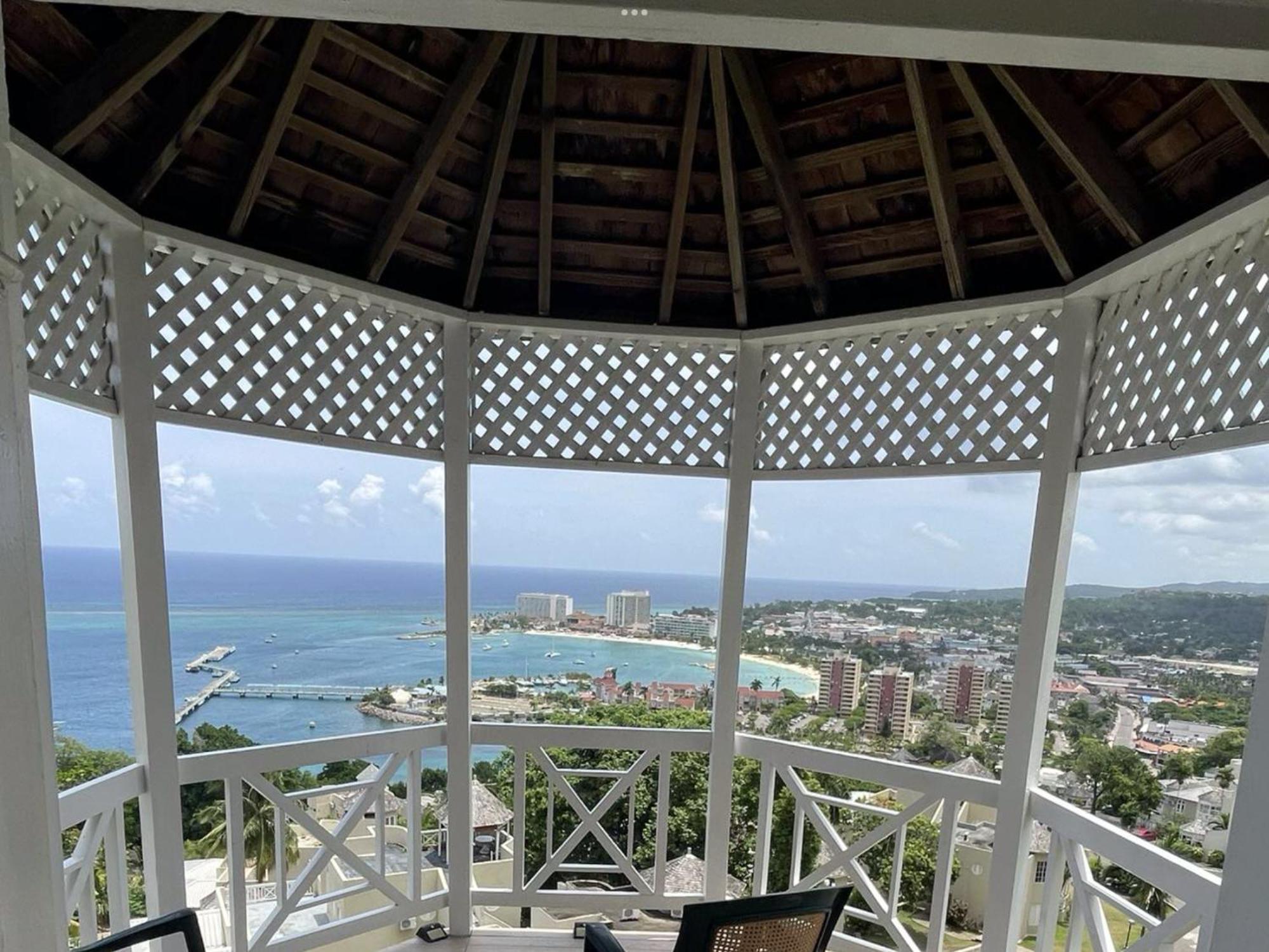 Oceanbreeze Jamaica Penthouse, 7-Minute Walk To Beach 奥乔里奥斯 外观 照片