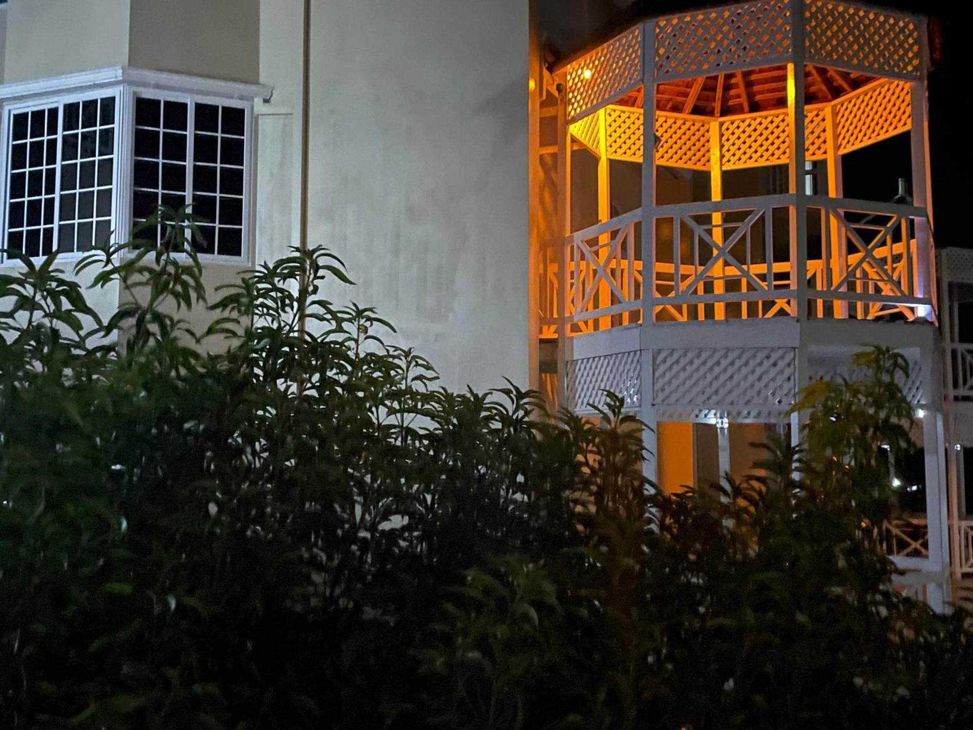 Oceanbreeze Jamaica Penthouse, 7-Minute Walk To Beach 奥乔里奥斯 外观 照片