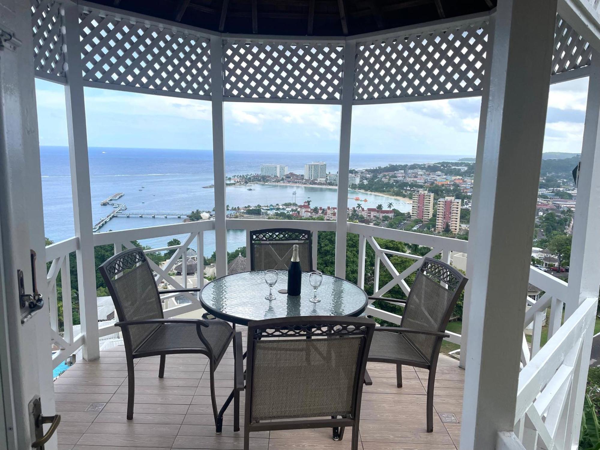 Oceanbreeze Jamaica Penthouse, 7-Minute Walk To Beach 奥乔里奥斯 外观 照片