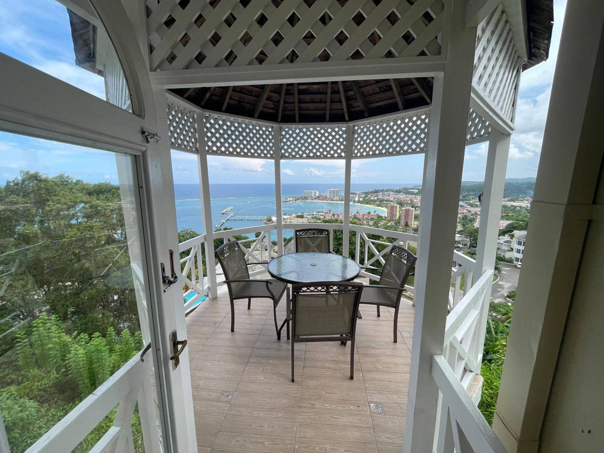 Oceanbreeze Jamaica Penthouse, 7-Minute Walk To Beach 奥乔里奥斯 外观 照片