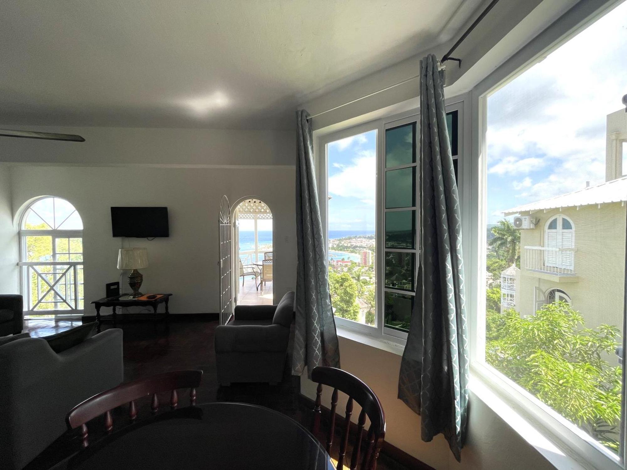Oceanbreeze Jamaica Penthouse, 7-Minute Walk To Beach 奥乔里奥斯 外观 照片