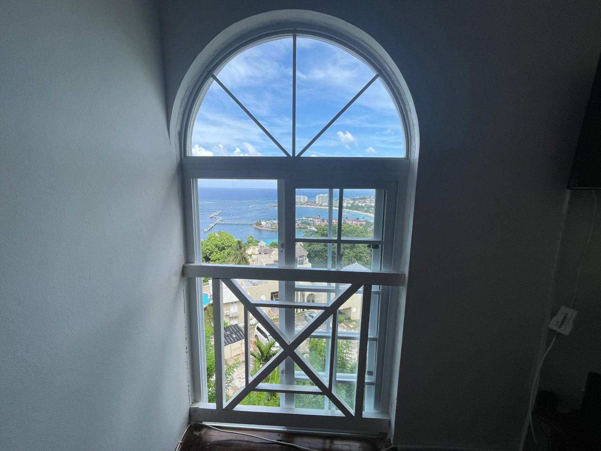 Oceanbreeze Jamaica Penthouse, 7-Minute Walk To Beach 奥乔里奥斯 外观 照片