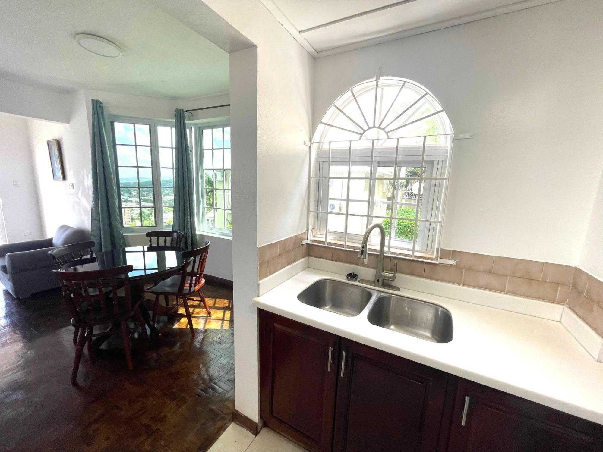 Oceanbreeze Jamaica Penthouse, 7-Minute Walk To Beach 奥乔里奥斯 外观 照片
