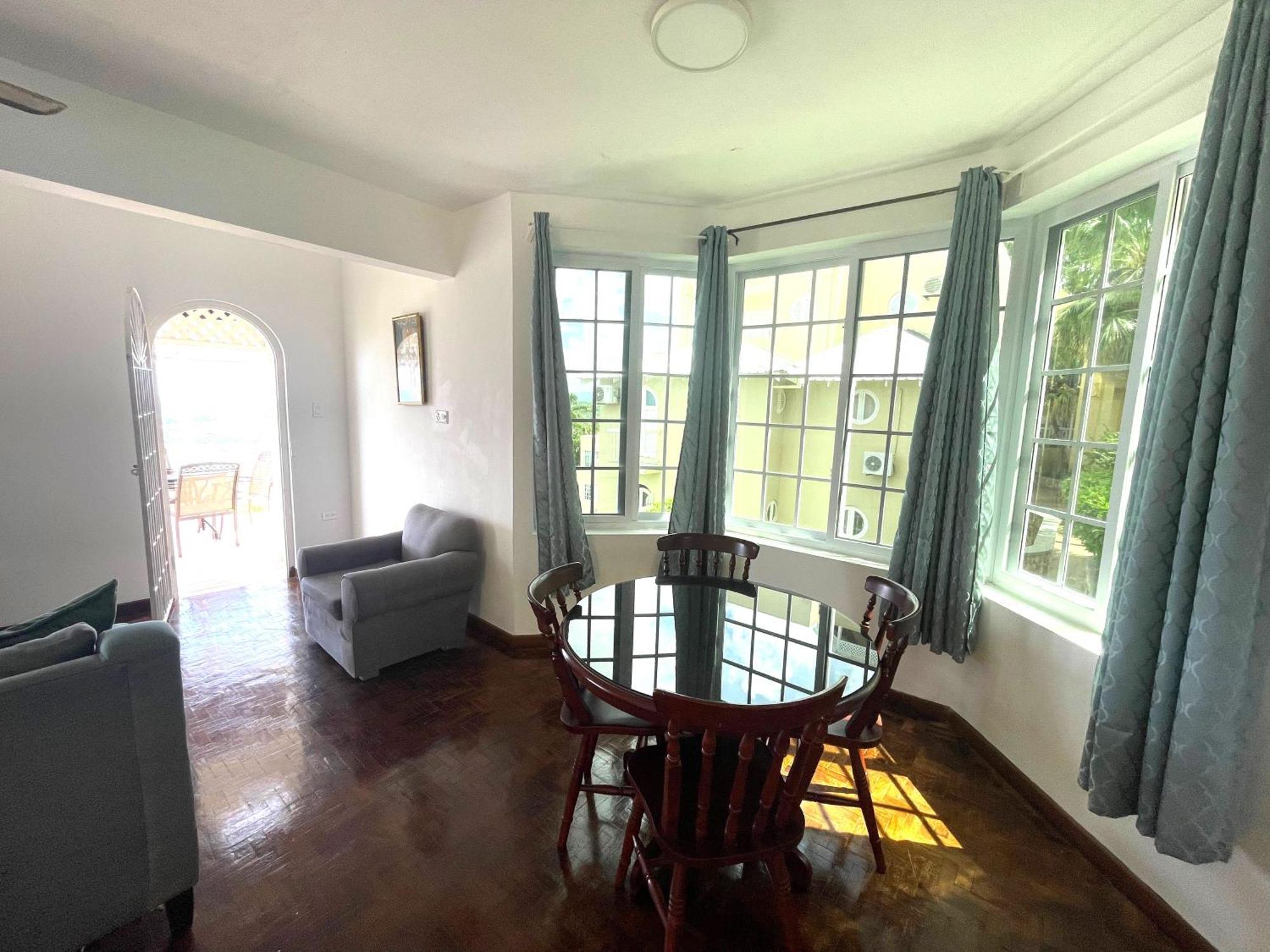 Oceanbreeze Jamaica Penthouse, 7-Minute Walk To Beach 奥乔里奥斯 外观 照片
