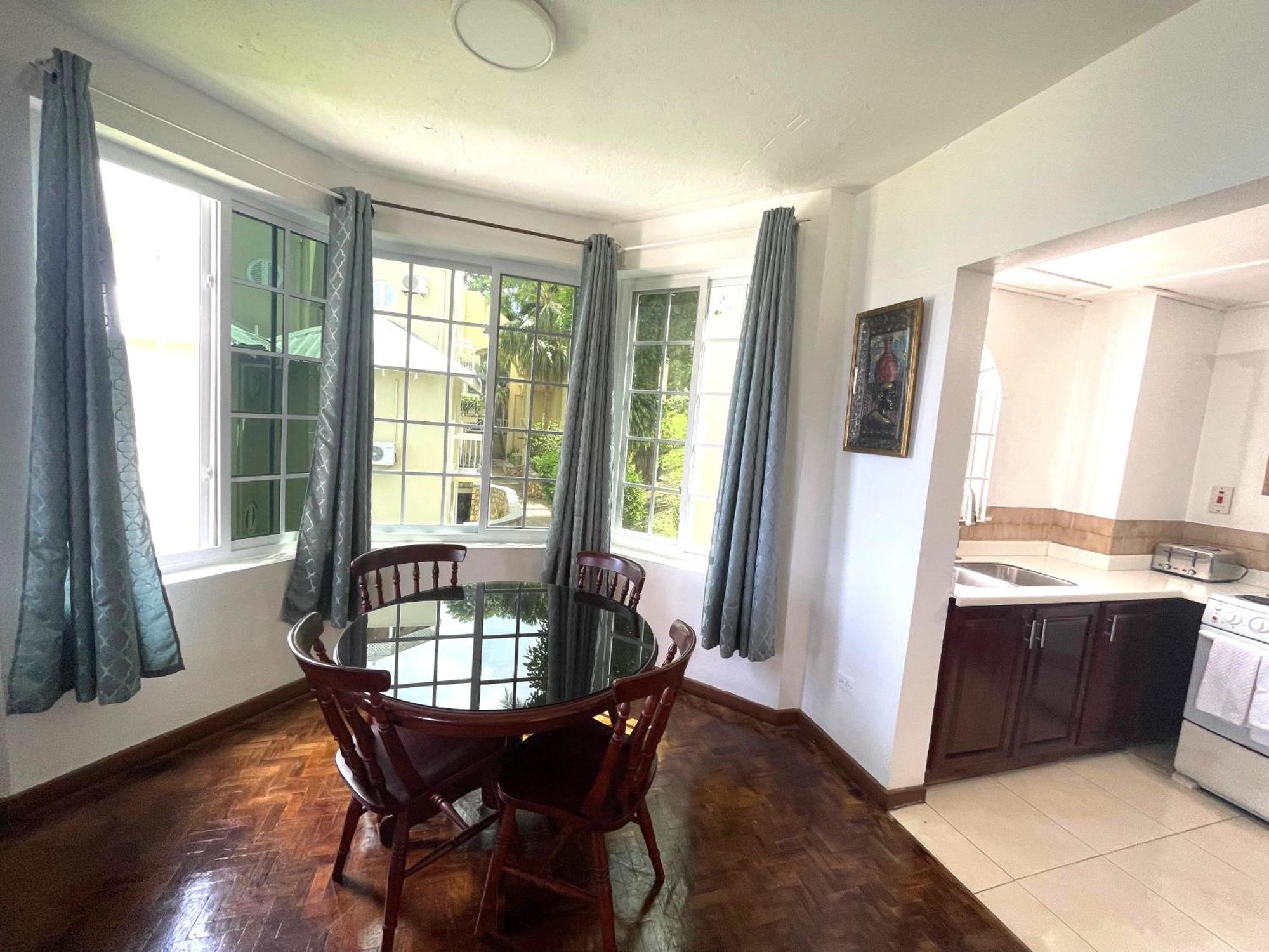 Oceanbreeze Jamaica Penthouse, 7-Minute Walk To Beach 奥乔里奥斯 外观 照片