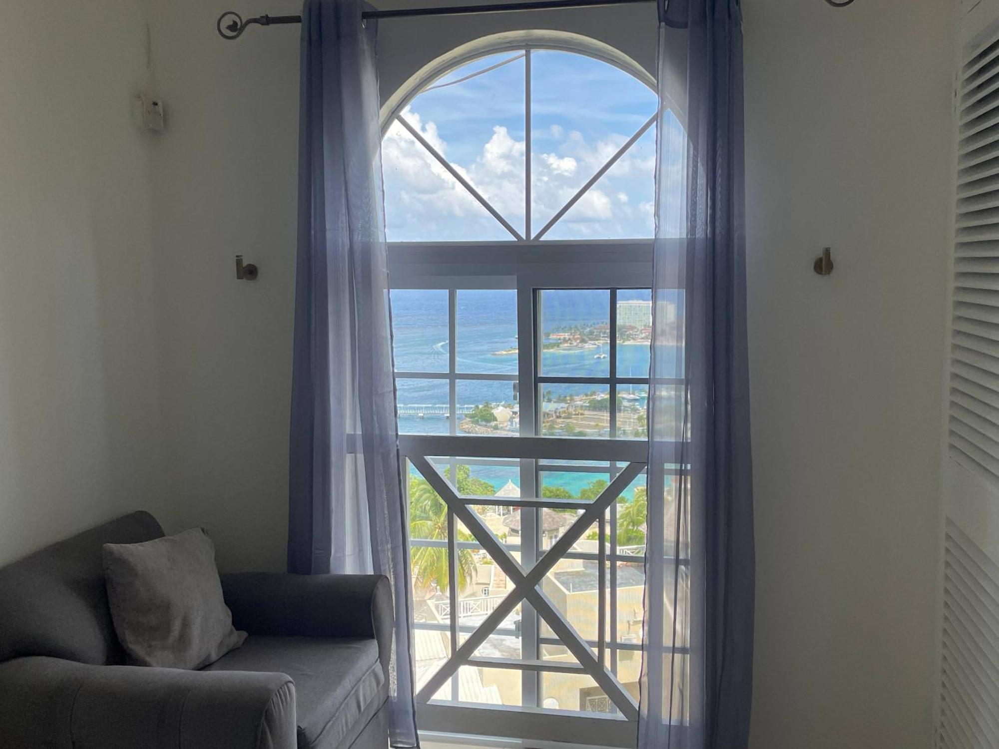Oceanbreeze Jamaica Penthouse, 7-Minute Walk To Beach 奥乔里奥斯 外观 照片