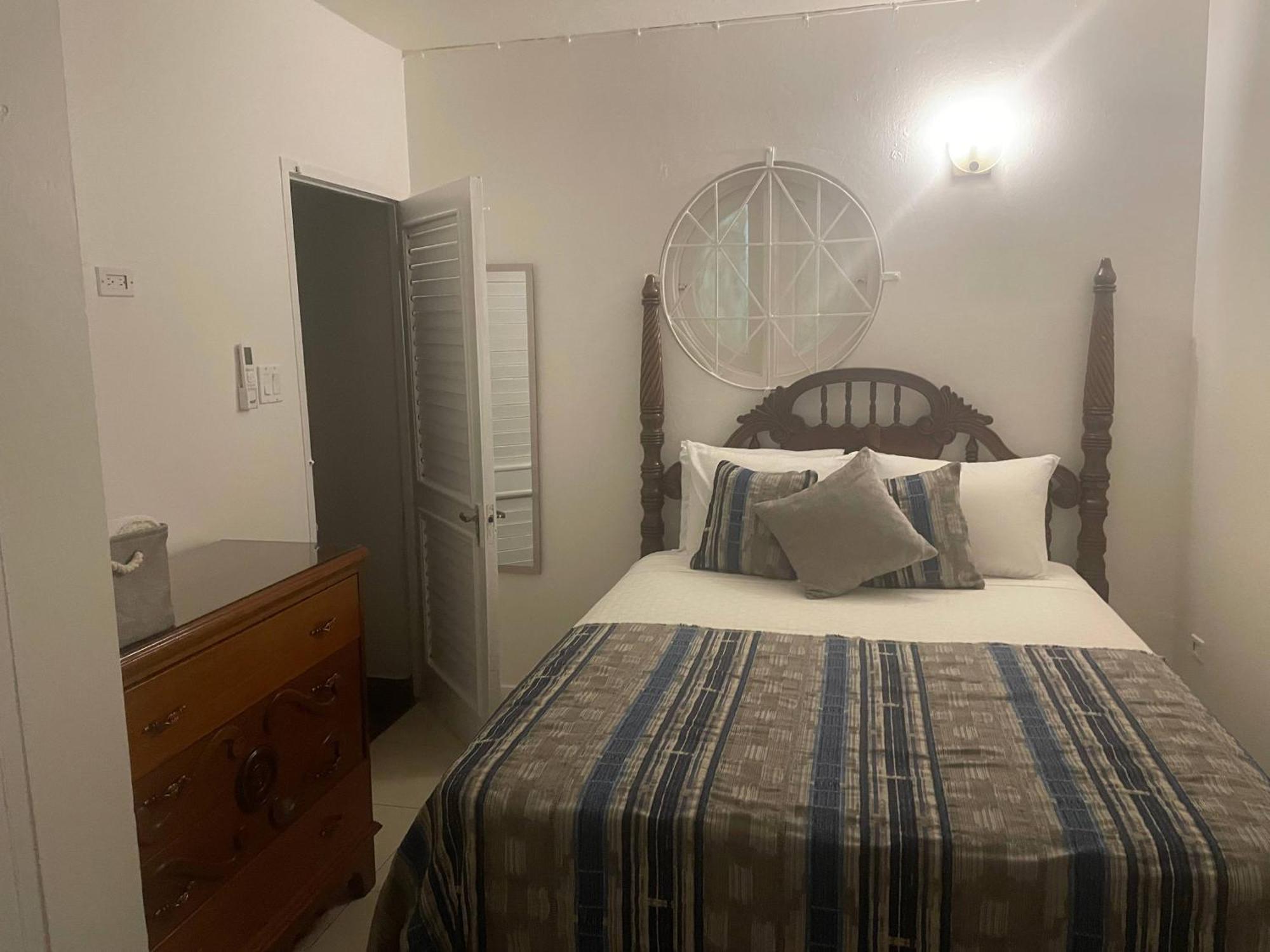 Oceanbreeze Jamaica Penthouse, 7-Minute Walk To Beach 奥乔里奥斯 外观 照片