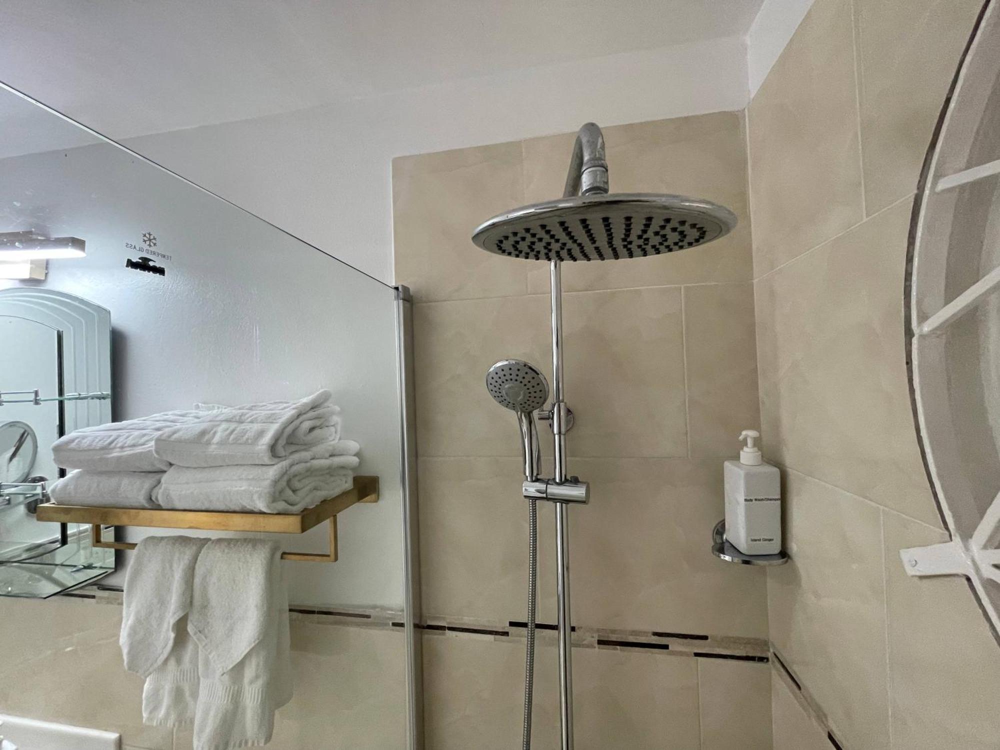Oceanbreeze Jamaica Penthouse, 7-Minute Walk To Beach 奥乔里奥斯 外观 照片