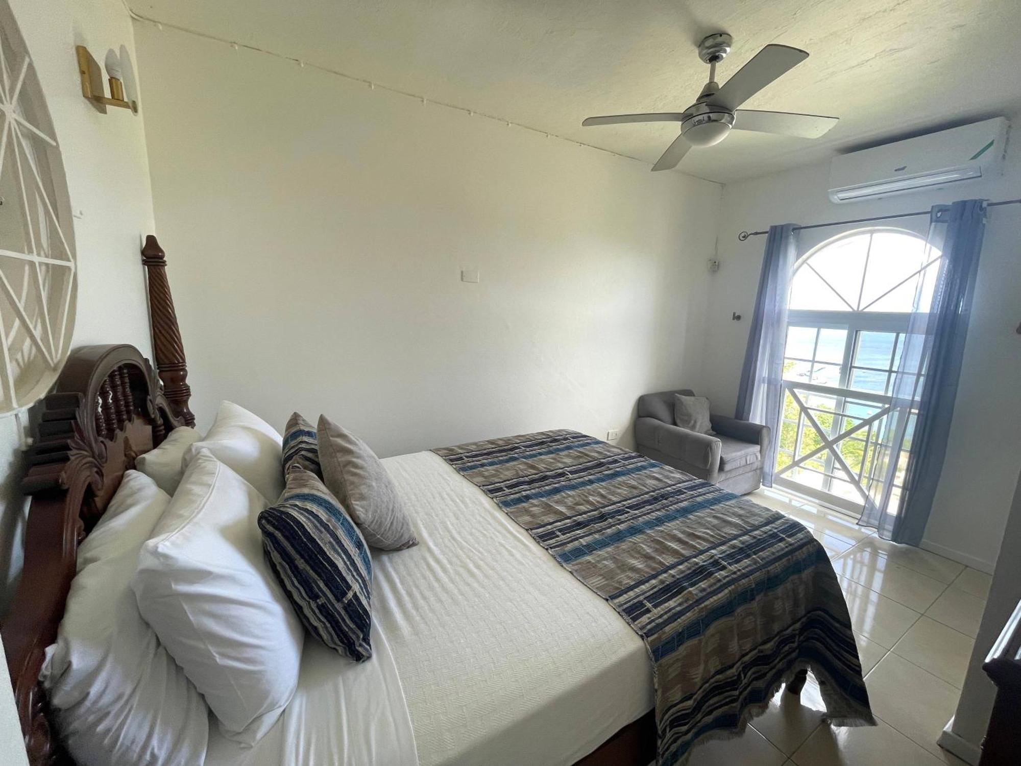 Oceanbreeze Jamaica Penthouse, 7-Minute Walk To Beach 奥乔里奥斯 外观 照片
