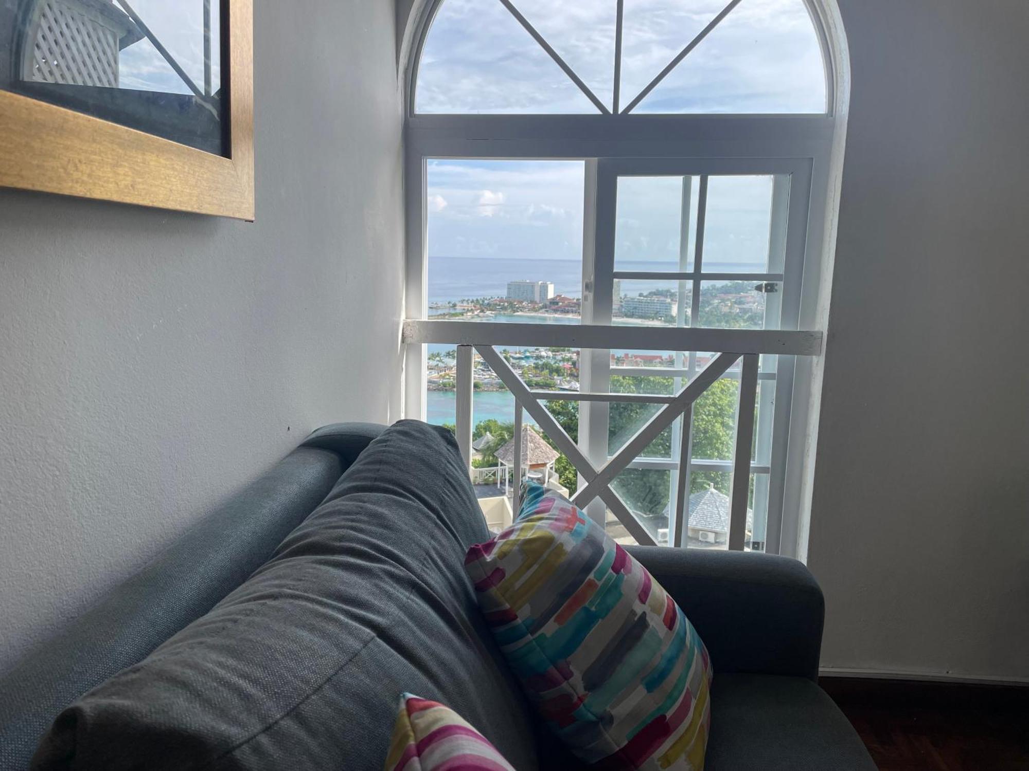 Oceanbreeze Jamaica Penthouse, 7-Minute Walk To Beach 奥乔里奥斯 外观 照片